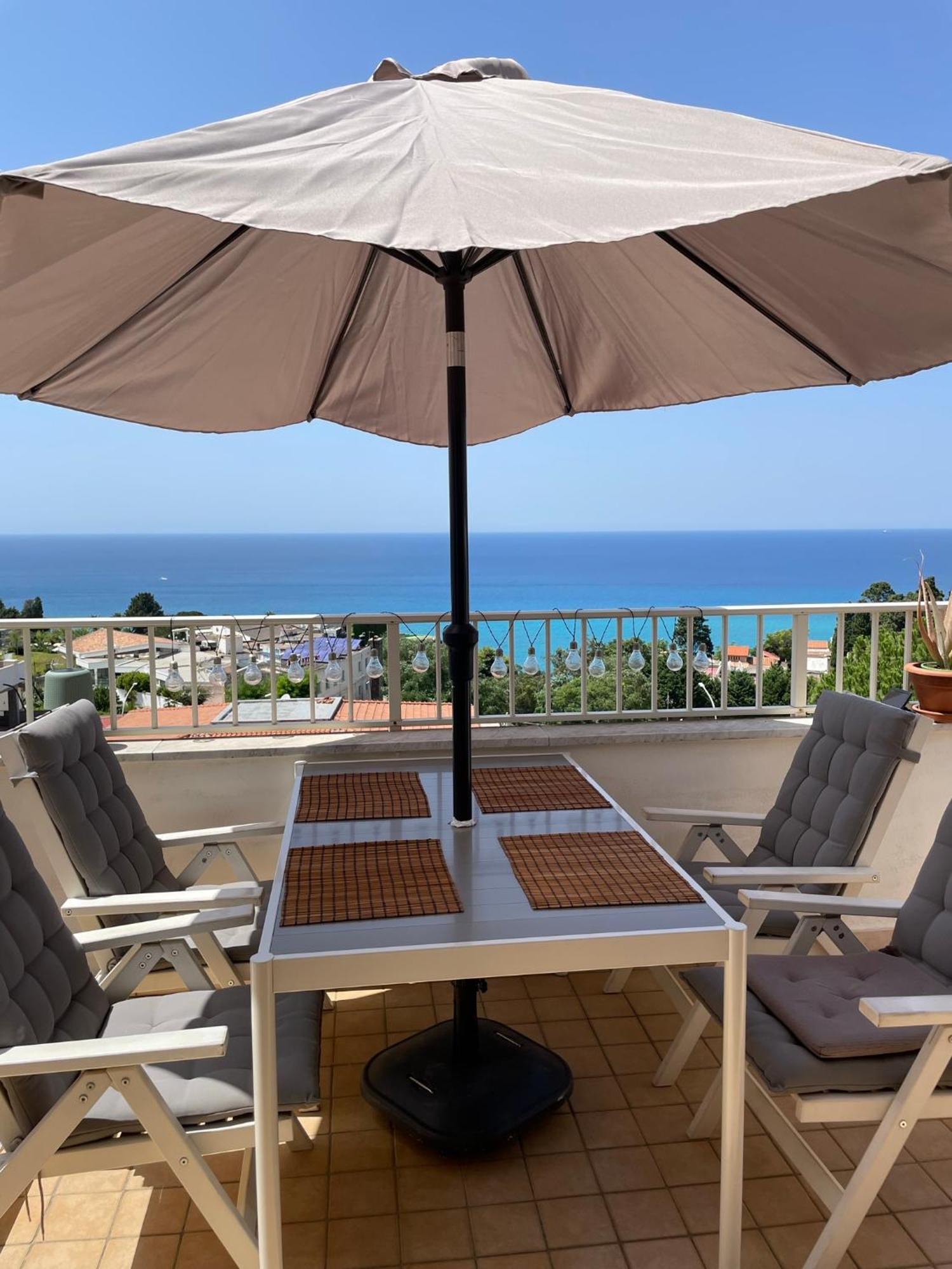 Apartment With Sea View Тропеа Екстериор снимка